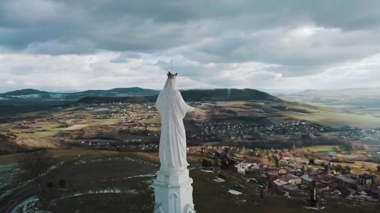 Nid Sous Le Volcan Saint-Sandoux Eksteriør billede